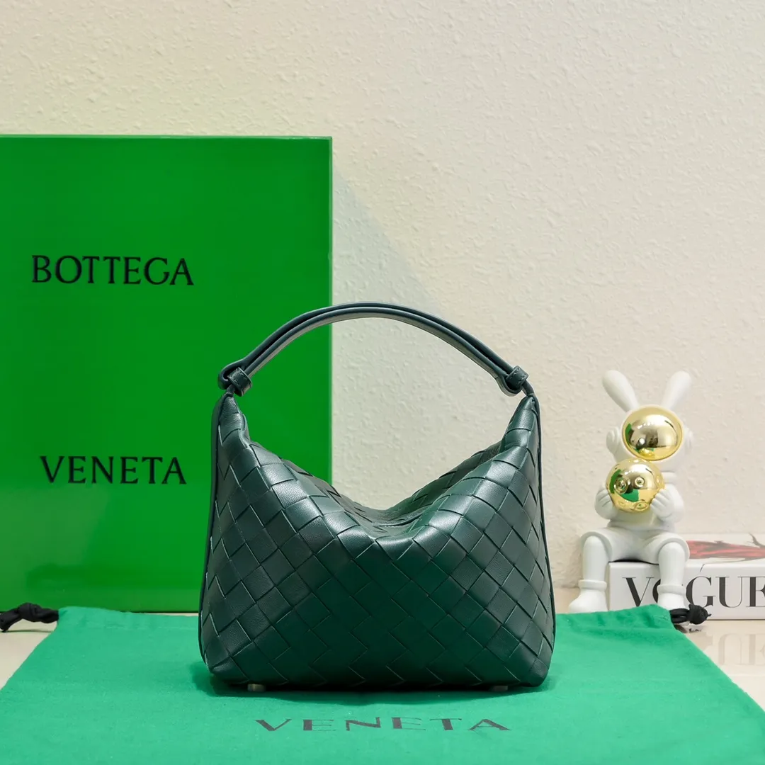 Batch 1360 #BvWallace Shoulder Lunch Bag 🔥 A lunch box bag that you can just grab and go. It is made of classic intrecciato weaving technology and reflects the craftsmanship of Bottega. The entire bag is made of top-grade happa lambskin. It is very soft and lightweight. The small bag shape is cute and exquisite. The interior capacity is also very large and can be carried under the arm. It is quite practical! The bottom of the bag is made of gold metal to prevent wear and tear. The details are really good! Choose this elegant commuting bag for Zaoba people~ Size: 22x13x9.5, model number; 7748#